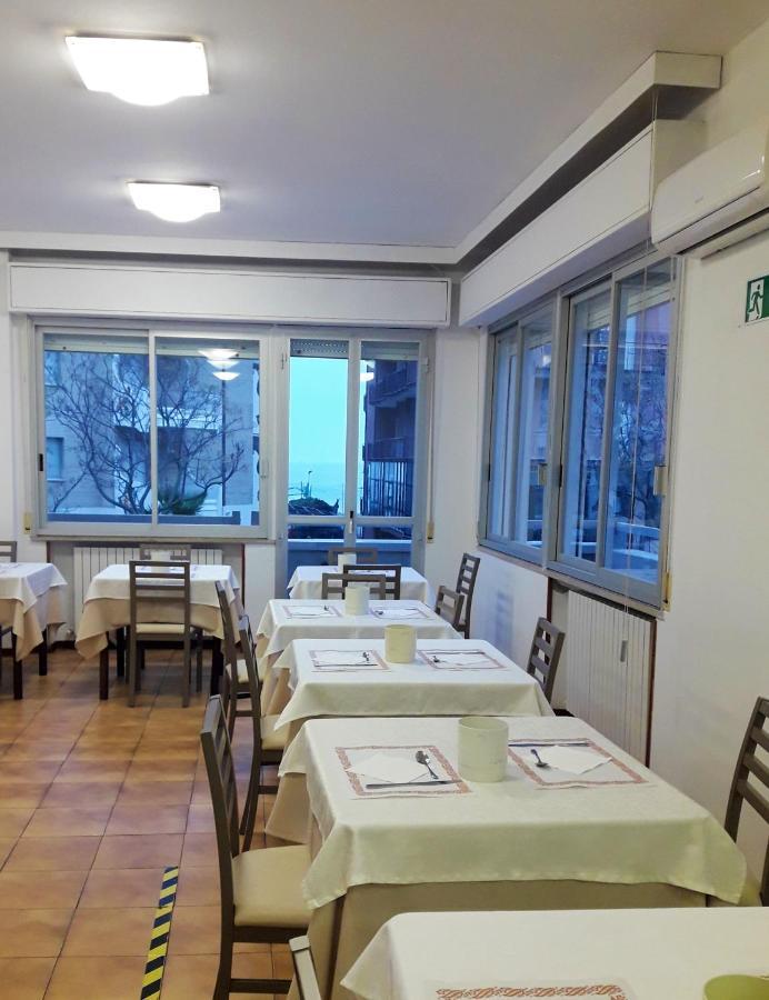 Hotel Caesar Pesaro Exterior photo