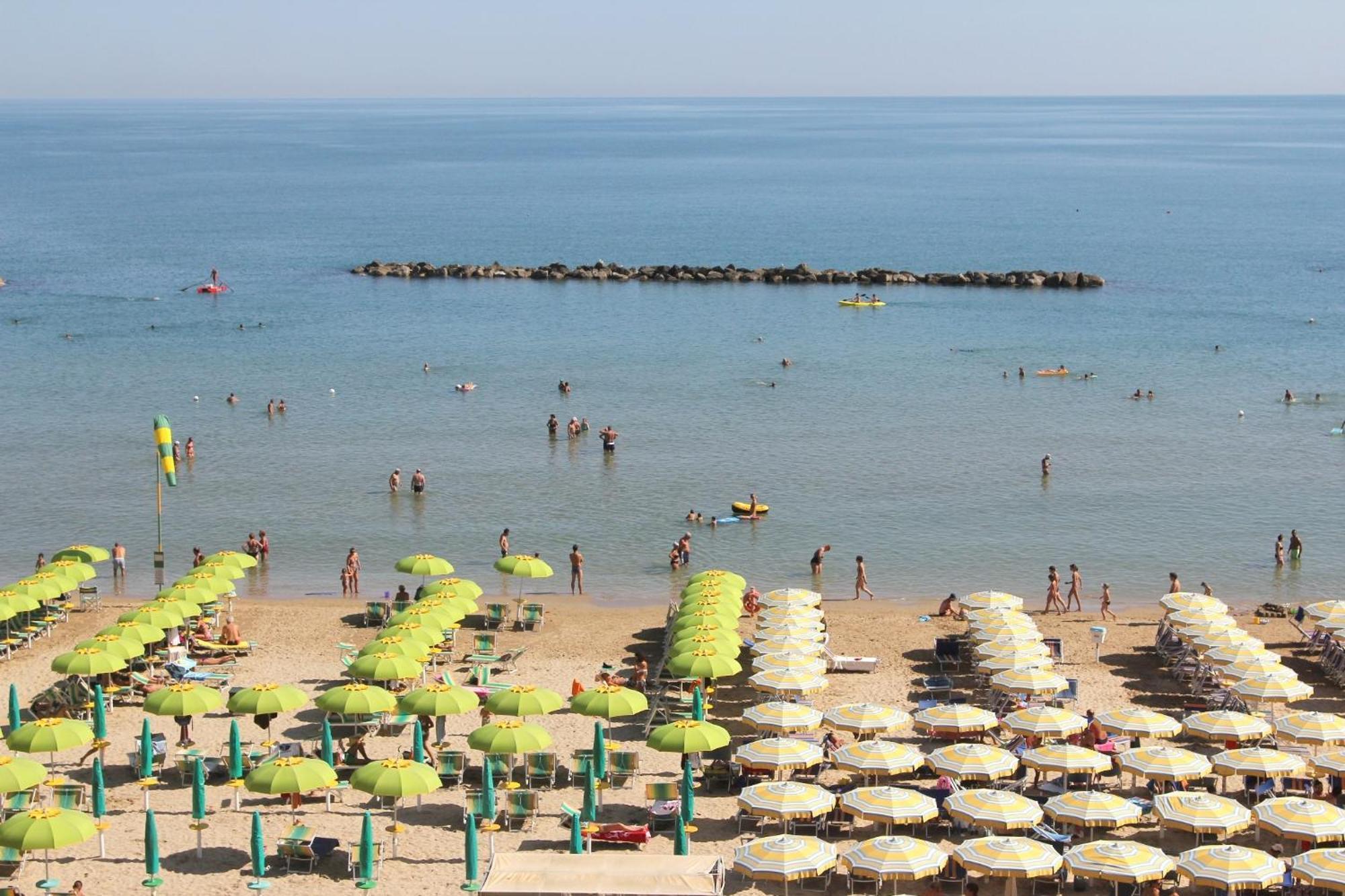 Hotel Caesar Pesaro Exterior photo