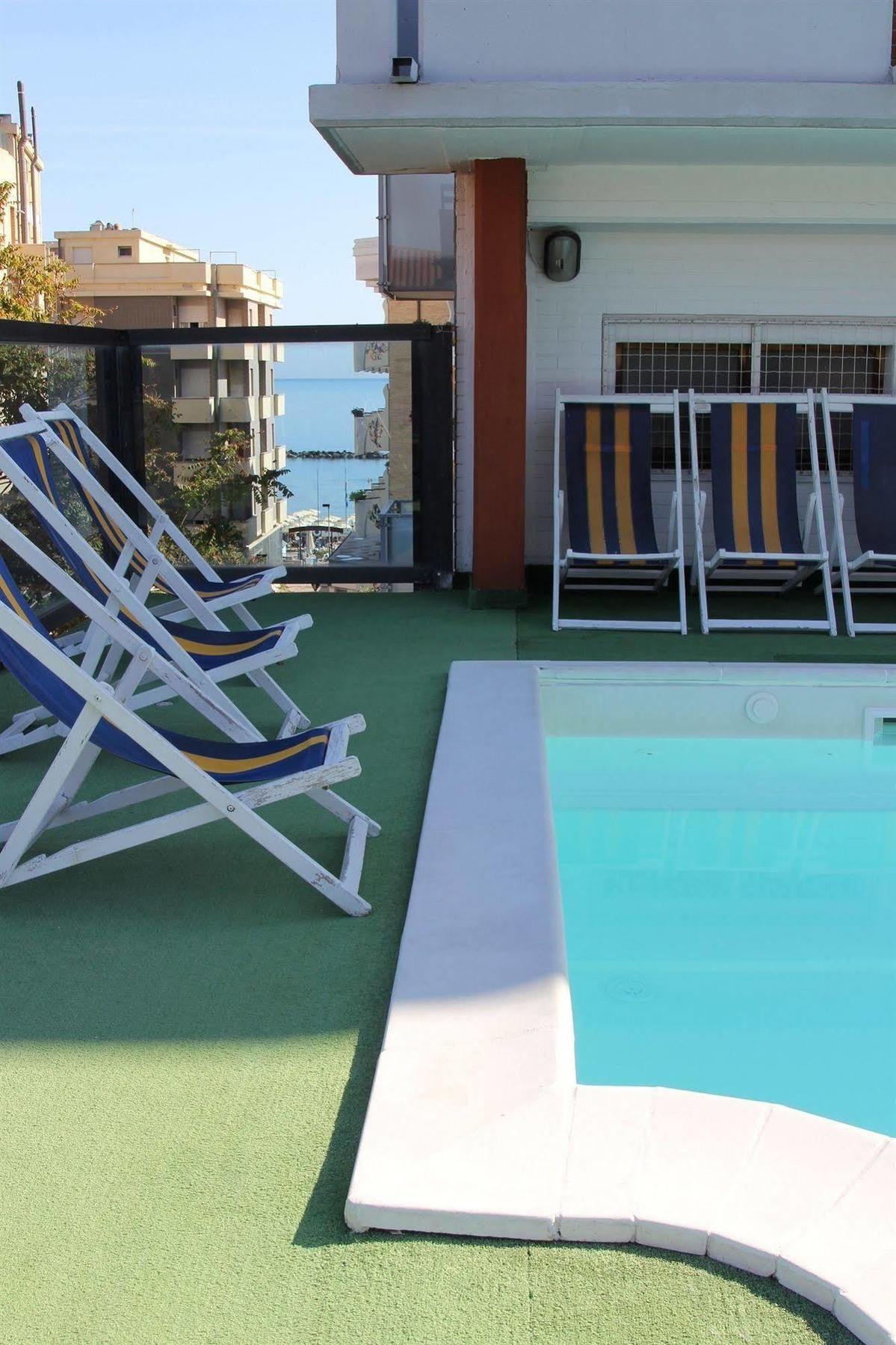 Hotel Caesar Pesaro Exterior photo